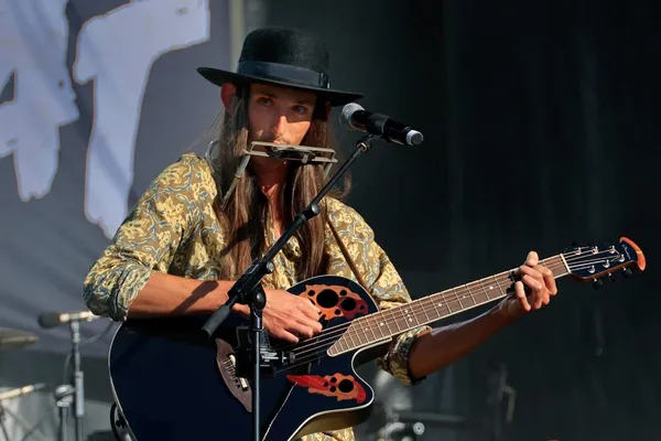 Fête de la Musique sur le marché de Luneray avec Peter, le Chapeau Noir