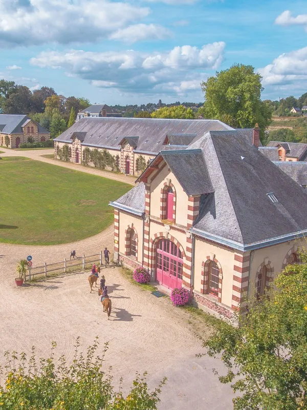 Visite du Haras national de Saint-Lô à cheval