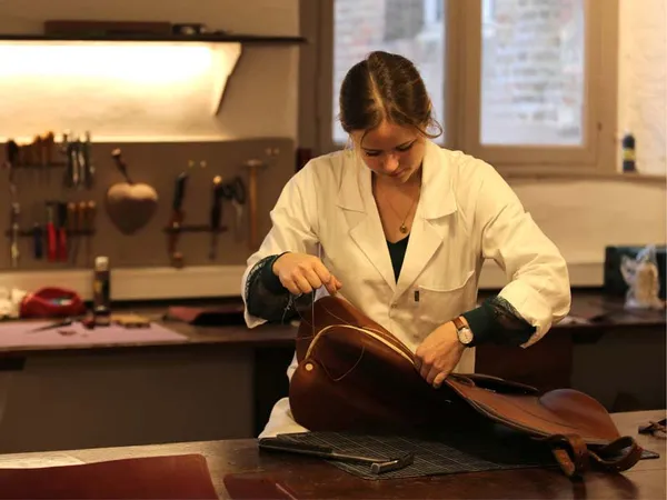 Visite de l'atelier de sellerie