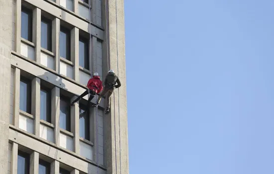 Sport : Descente en rappel de la tour de l'hôtel de ville