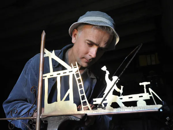 Ouverture des portes de l'atelier d'un fabricant de girouettes