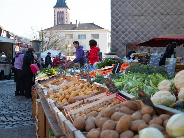 Marché hebdomadaire textile et alimentaire