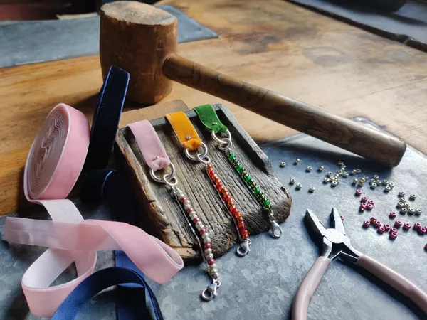 Créez votre bracelet en argent, velours et perles - Les Échappées Estivales®