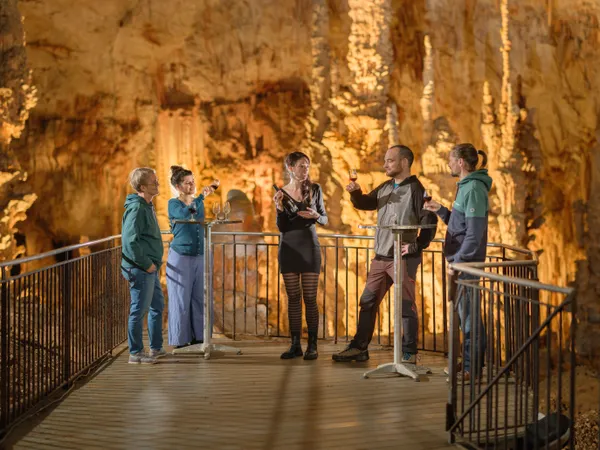 Dégustation œnologique à 50 mètres sous terre et visite de l'Aven d'Orgnac