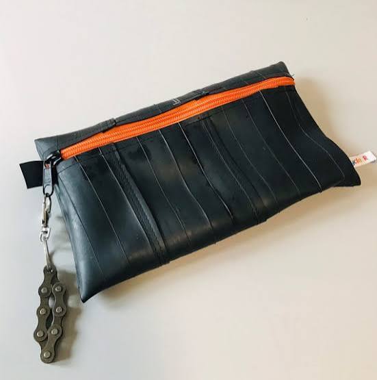 Fabrique ta pochette en chambre à air .