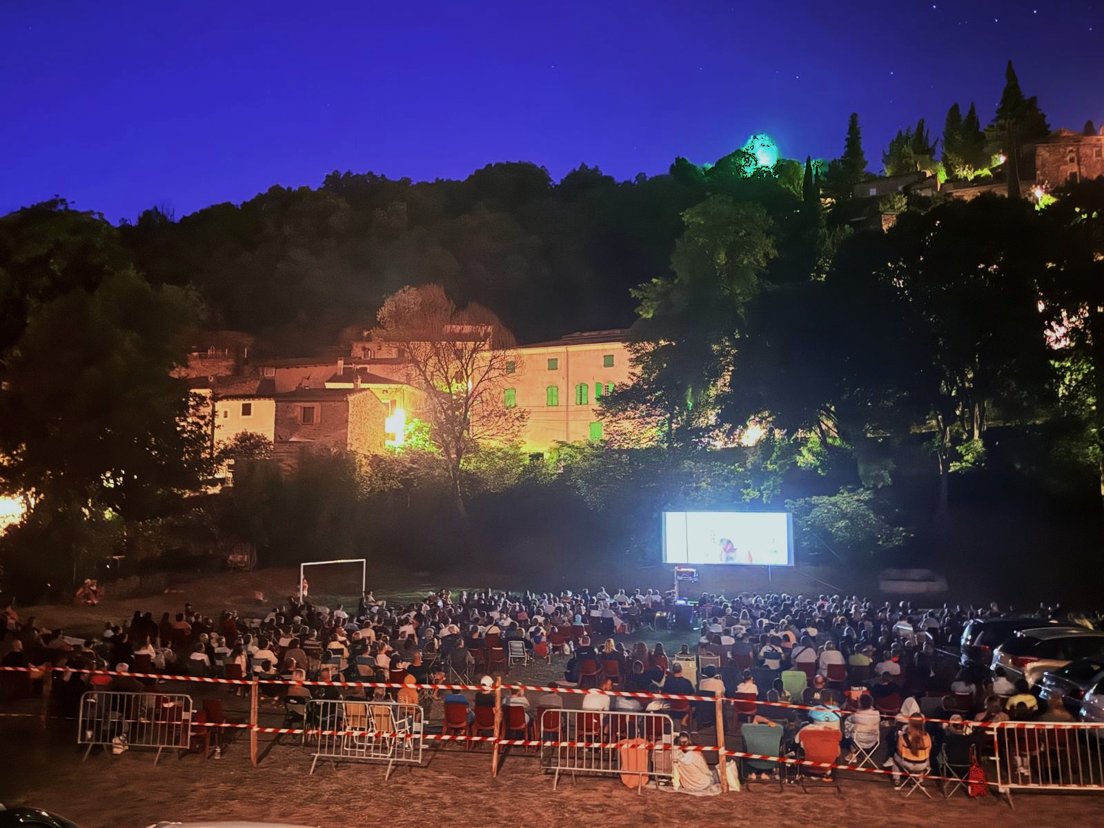 Projection cinéma en plein air du film "Super Papa"
