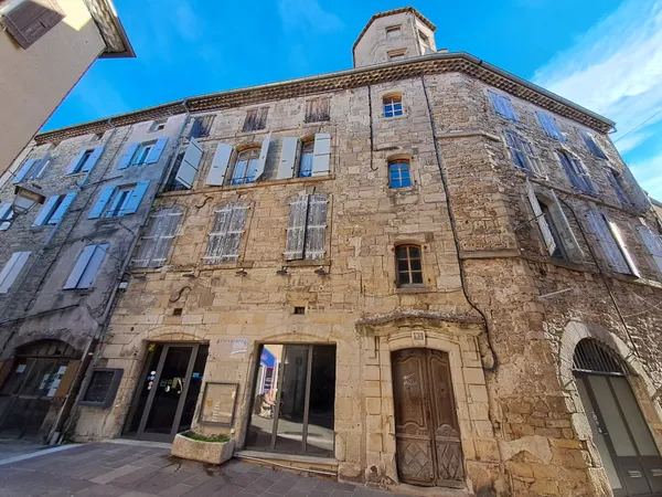 Visite guidée d'Aubenas "Entre nobles pierres et tendres saveurs"