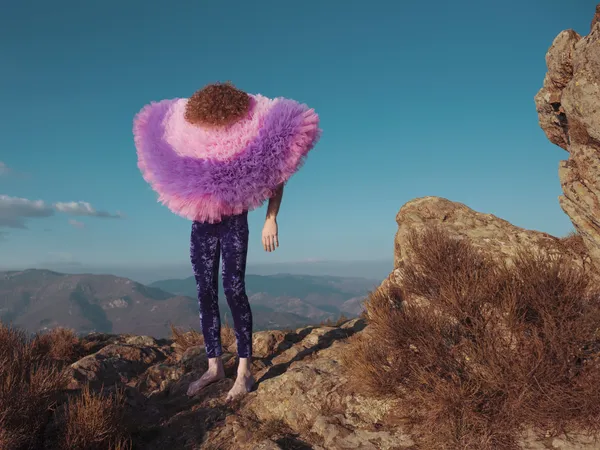 Exposition : Là où elle pose, quand l'intime s'habille avec style