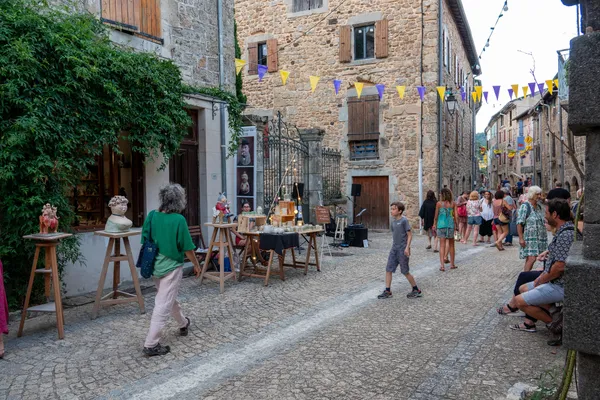 Chasse aux trésors dans le village de caractère de Meyras