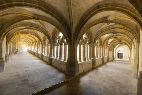J.E.P. : Atelier tissage dans le cloître