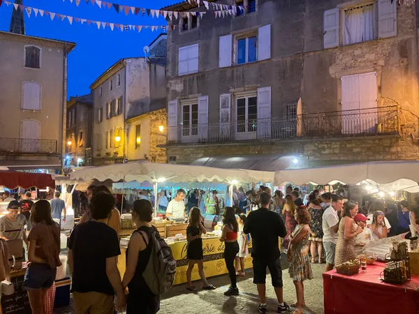 Marché nocturne d'artisans, de créateurs et de producteurs locaux