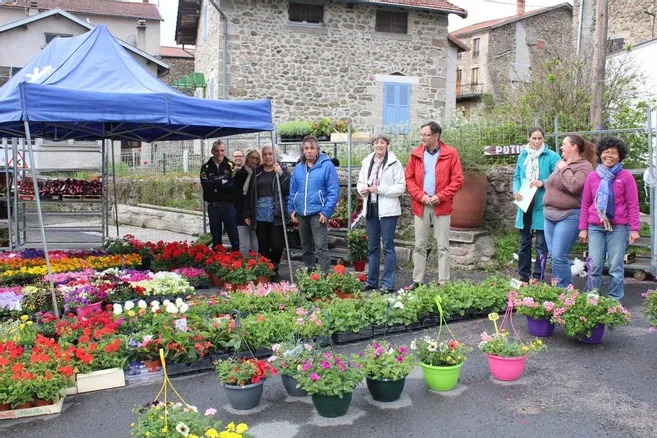 Marché aux fleurs et plantes aromatiques à Sembadel