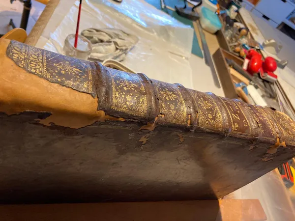 Atelier de reliure et de restauration de livres anciens, de bandes dessinées et de bois dorés