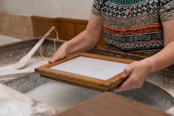Atelier fabrication de papier à la main