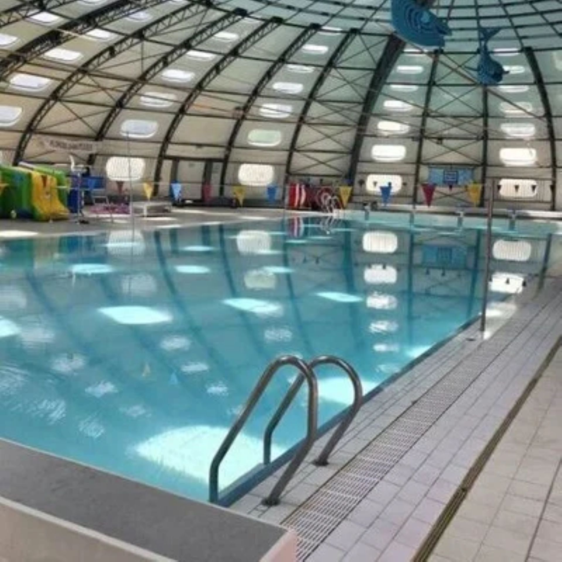 Visite de la piscine Tournesol de Fosses