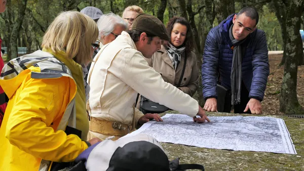 Aven d'Orgnac, les visites de l'été : visite historique de la grotte sur les pas de Robert de Joly