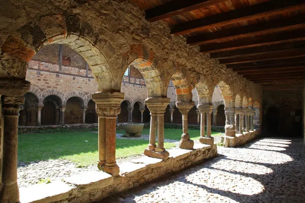 Visite de l'Abbaye de Lavaudieu, Cloître, Réfectoire et Jardins