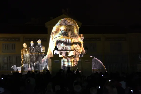 Scénographie sur la façade du cinéma Éden-Théâtre