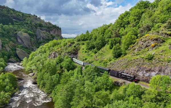 Passage du train touristique à vapeur des Gorges de l’Allier