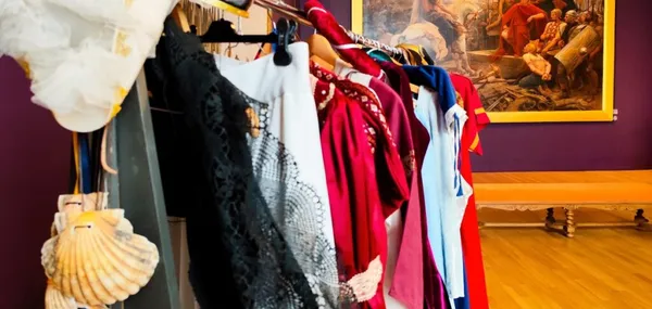 Malle aux costumes : Copie conforme, visite costumée du musée