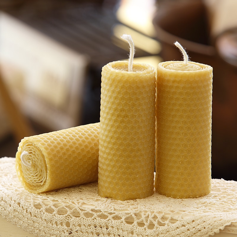 Atelier décoration d'une bougie en cire d'abeille