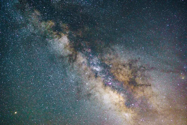 Notre univers est il en expansion accélérée, ralentie ou est-il devenu statique ? ?